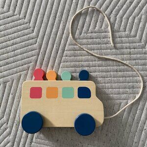 Kiwico Peekaboo Pull Bus from the Let's Move play kit, 12-13 months